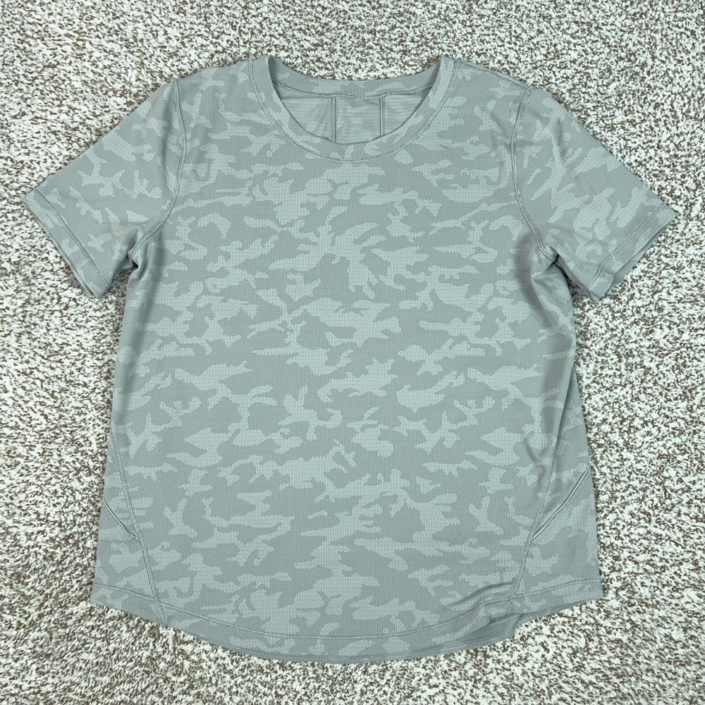 Lululemon Shirt Womens Medium Gray‎ Camo Short Sleeve Knit Gym Yoga Running Top